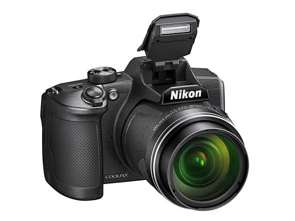 Компактный фотоаппарат Nikon Coolpix B600. Вид спереди сверху с поднятой вспышкой.