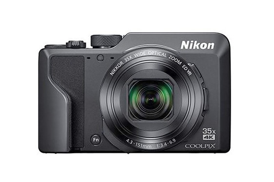 Компактный фотоаппарат Nikon Coolpix A1000. Вид спереди.