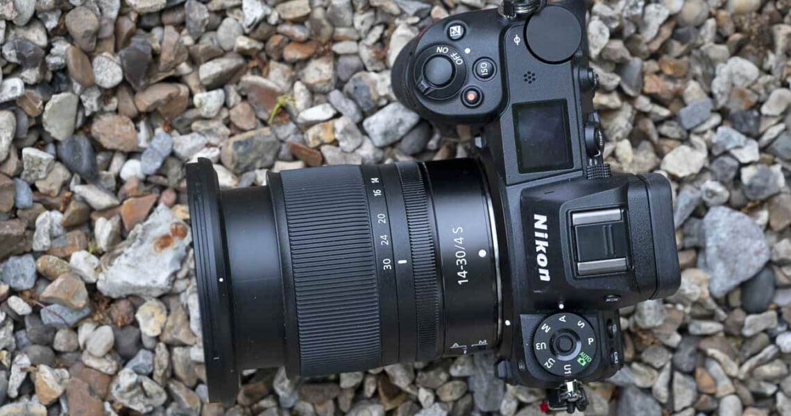 Объектив NIKKOR Z 14-30 мм f/4 S - вид спереди на фотоаппарате Nikon Z7