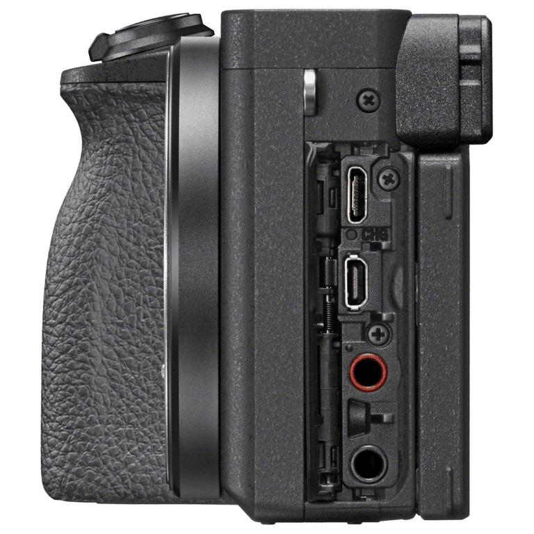 Беззеркальный фотоаппарат Sony A6600 - вид слева с открытой крышкой разъемов png