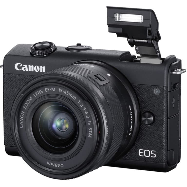 Фотокамера Canon EOS M200 с поднятой встроенной вспышкой.