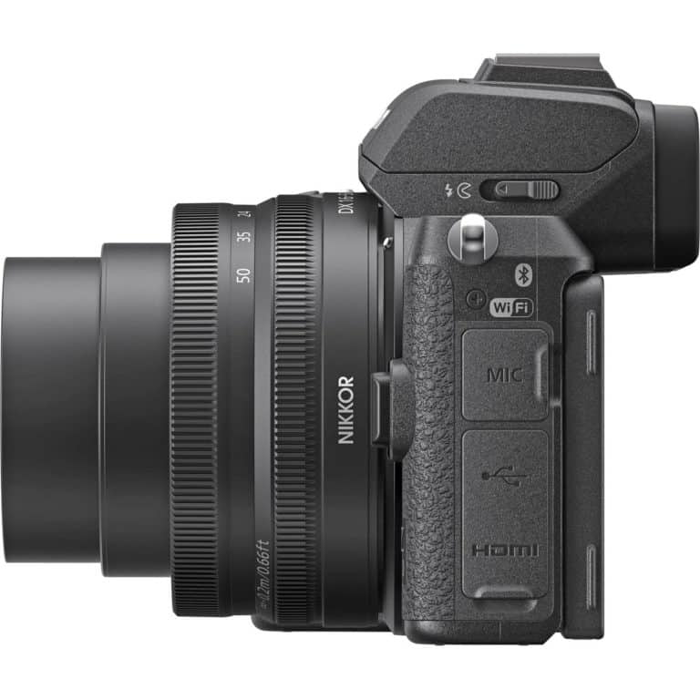 Беззеркальный фотоаппарат Nikon Z50 - вид слева
