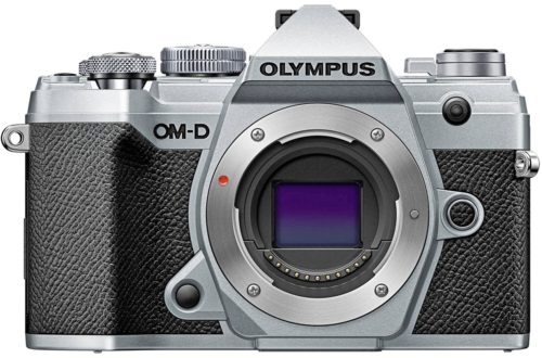 Беззеркальный фотоаппарат Olympus OM-D E-M5 Mark III - вид спереди