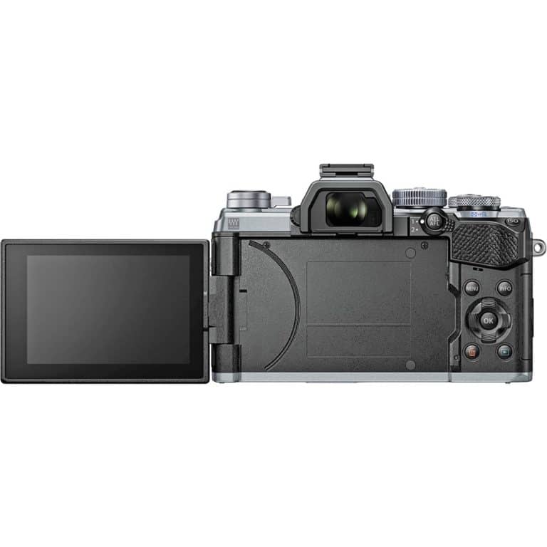 Беззеркальный фотоаппарат Olympus OM-D E-M5 Mark III – вид сзади с открытым экраном
