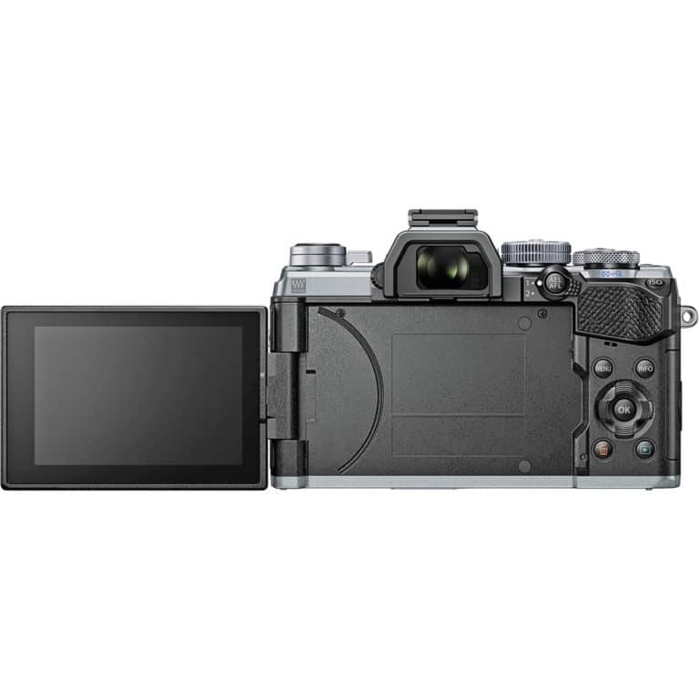 Беззеркальный фотоаппарат Olympus OM-D E-M5 Mark III - вид сзади с открытым экраном