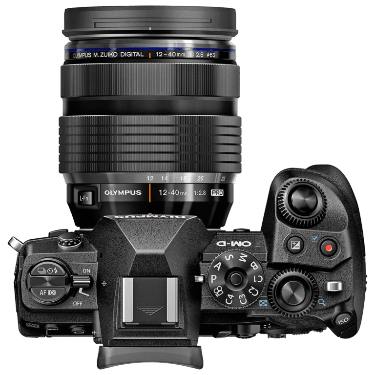 Фотоаппарат Olympus OM-D E-M1 Mark III – вид сверху с объективом