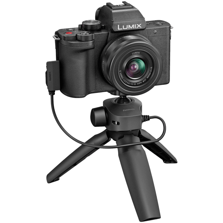 Lumix DC-G100 - камера для блогеров - вид спереди на штативе png