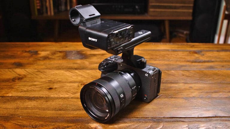 Полнокадровая кинокамера Sony FX3 - вид слева с ручкой - аудио интерфейсом