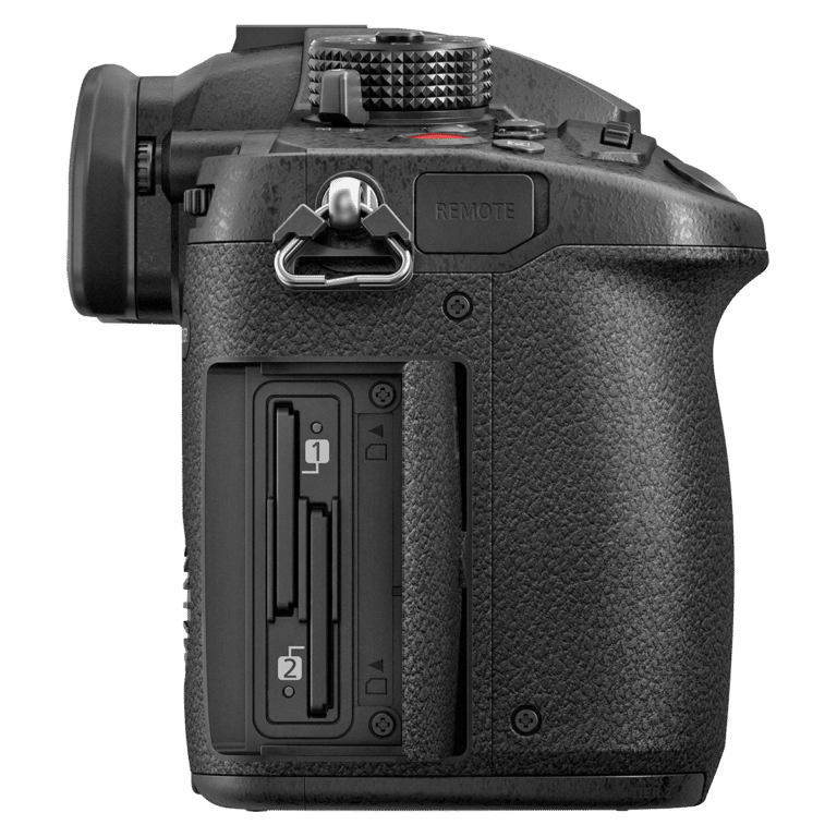 Беззеркальная камера Panasonic Lumix GH5 II - вид справа PNG