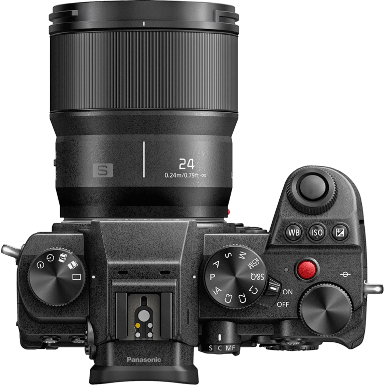 Объектив Lumix S 24mm f/1.8 - на камере S5 - 01 PNG