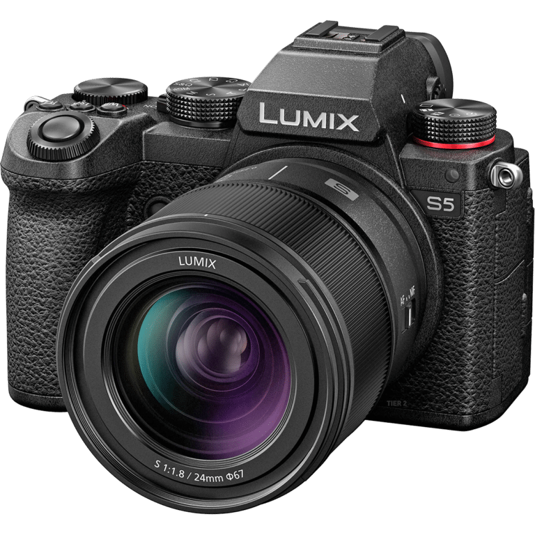 Объектив Lumix S 24mm f/1.8 - на камере S5 - 02 PNG
