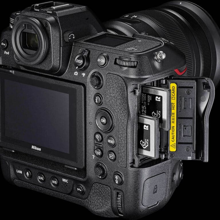 Фотокамера Nikon Z 9 - вид справа с картами памяти PNG