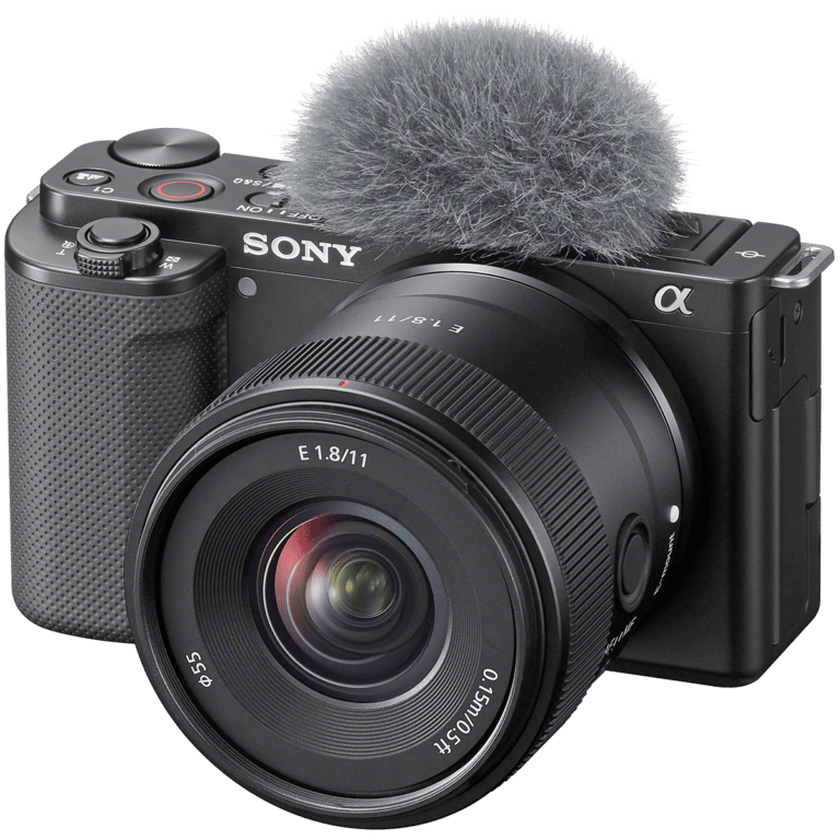 Объектив Sony E 11mm f/1.8 на камере