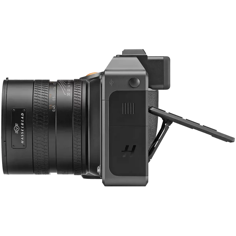 Среднеформатный беззеркальный фотоаппарат Hasselblad X2D 100C – вид слева