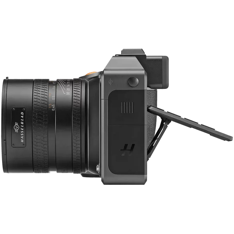 Среднеформатный беззеркальный фотоаппарат Hasselblad X2D 100C - вид слева