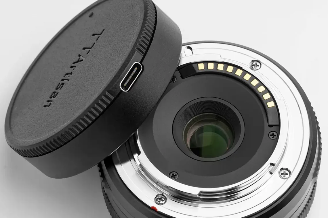 Объектив TTArtisan AF 27mm F2.8 XF – с задней крышкой док-станцией