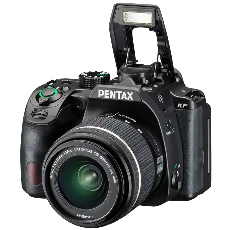 Зеркальный фотоаппарат Pentax KF - вид спереди с поднятой вспышкой
