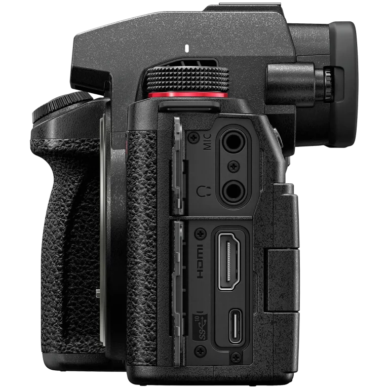 Беззеркальная полнокадровая камера Lumix S5 II - вид слева
