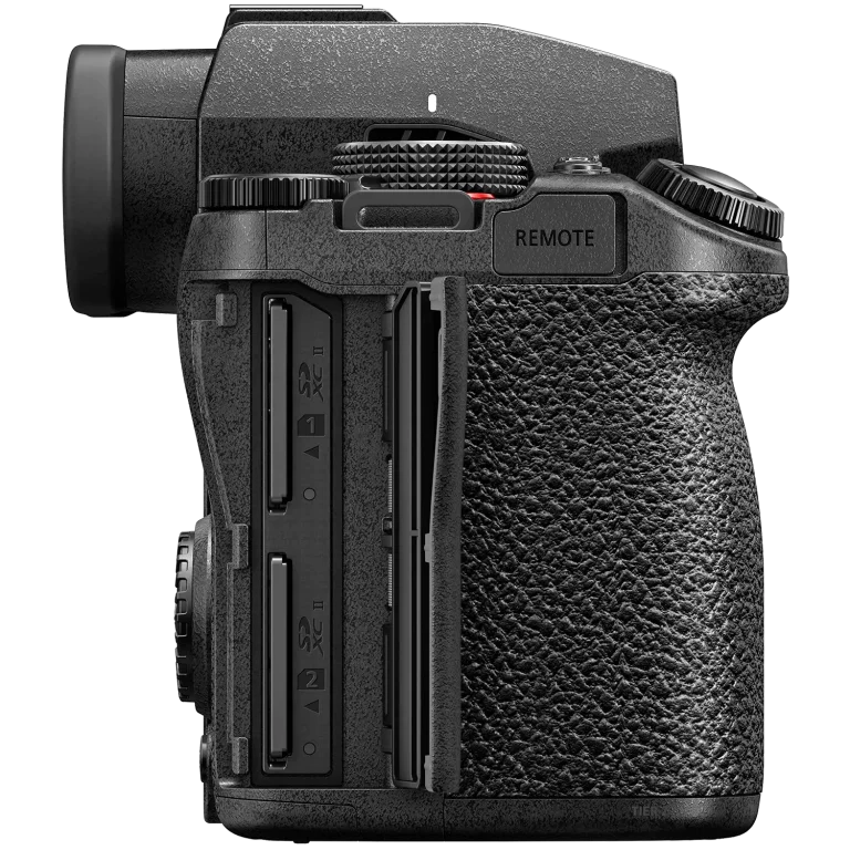 Беззеркальная полнокадровая камера Lumix S5 II - вид справа