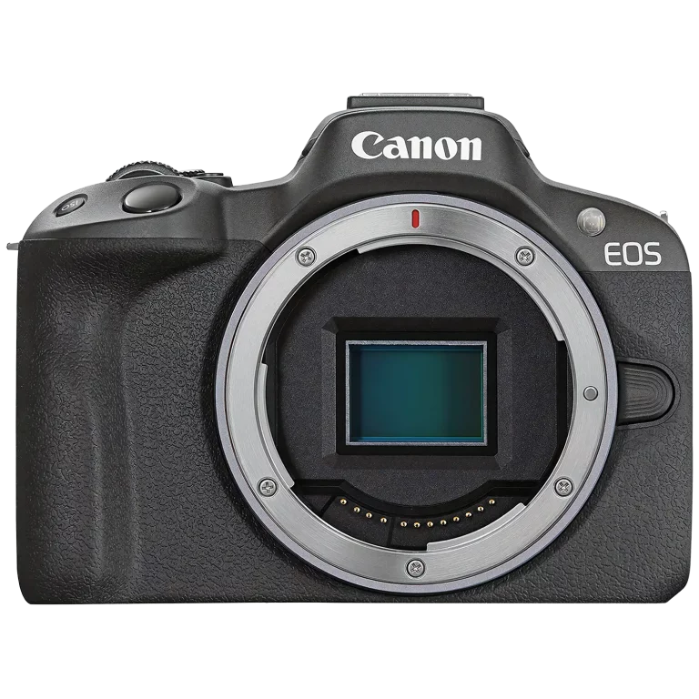 Беззеркальная APS-C камера Canon EOS R50 - вид спереди