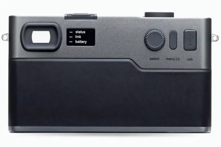 Цифровой дальномерный APS-C фотоаппарат - вид сзади
