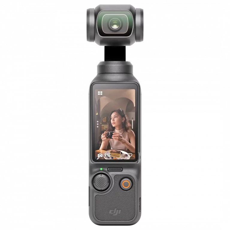 DJI Pocket 3 - компактная камера на трехосевом стабилизаторе - вид спереди с вертикально повернутым экраном