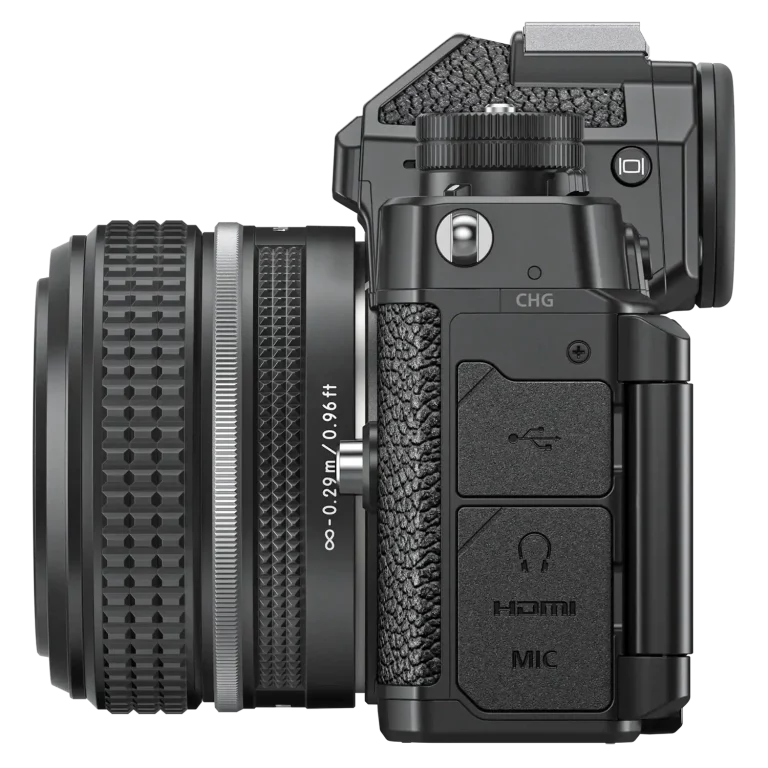 Полнокадровая фотокамера Nikon Zf - вид слева